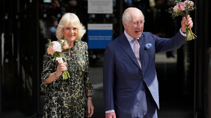 König Charles und seine Frau Königin Camilla besuchen ein Krebszentrum.