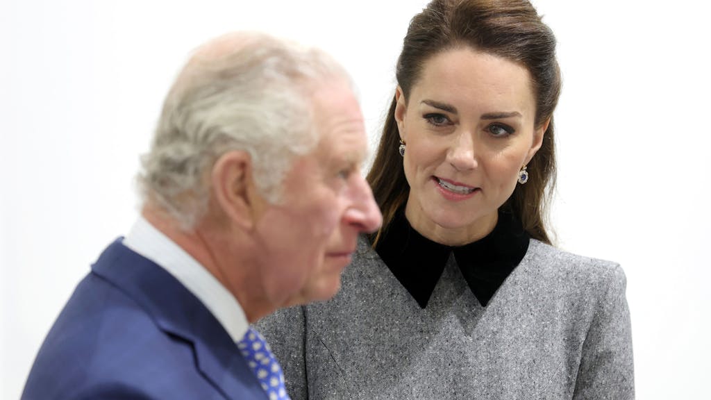 König Charles und Prinzessin Kate im Gespräch.