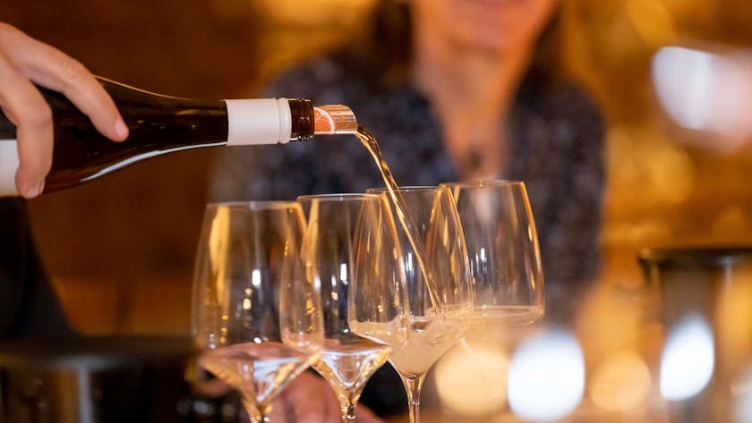 Alkoholfreier Wein wird in Gläser eingeschenkt. In der Wine Bank testet eine Jury alkoholfreie Weine und Schaumweine.