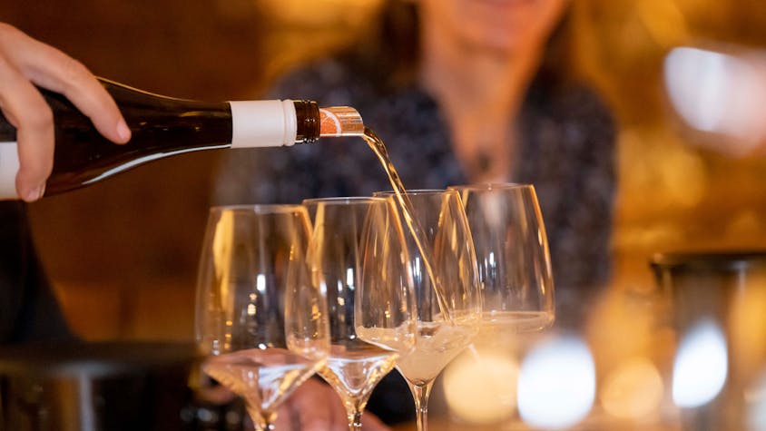 Alkoholfreier Wein wird in Gläser eingeschenkt. In der Wine Bank testet eine Jury alkoholfreie Weine und Schaumweine.
