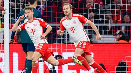Bayern Münchens Joshua Kimmich (l) jubelt nach seinem Tor zum 1:0 mit Münchens Harry Kane (r).