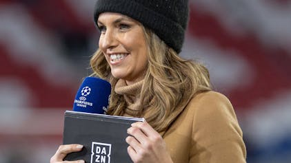 Laura Wontorra lacht bei einer DAZN-Übertragung zur Champions League.