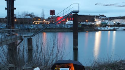 Ein Blumenmeer am Tatort im Mülheimer Hafen, wo in der Nacht zum Sonntag (10.03.2024) ein 15-Jähiger mit Messerstichen umgebracht wurde.&nbsp;