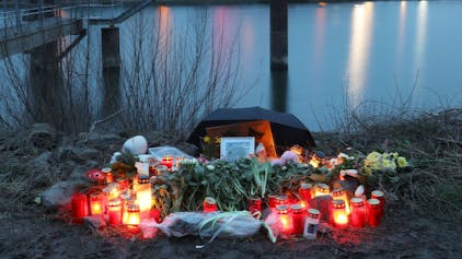 Ein Blumenmeer am Tatort im Mülheimer Hafen, wo in der Nacht zum Sonntag (10.03.2024) ein 15-Jähiger mit Messerstichen umgebracht wurde.&nbsp;