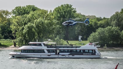 Polizeiübung: Das Entern eines Schiffs, nahe Chempark und Rheinbrücke.