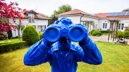 „Weltanschauung“ heißt eine Werkreihe von Ottmar Hörl mit blauen Figuren. Einige davon sind nun in Waldbröl bei der Stiftung Lange &amp; Bosbach zu sehen, wenn dort die Offene Gartenpforte ins Grüne lockt. Unser Foto zeigt ein Exemplar davon.