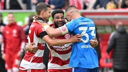 Die Düsseldorfer Spieler Tim Oberdorf, Jamil Siebert und Florian Kastenmeier jubeln im Spiel gegen Greuther Fürth.