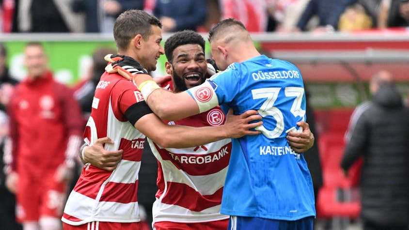 Die Düsseldorfer Spieler Tim Oberdorf, Jamil Siebert und Florian Kastenmeier jubeln im Spiel gegen Greuther Fürth.