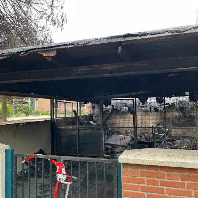 Ein ausgebrannter Unterstand an einer Grundschule.