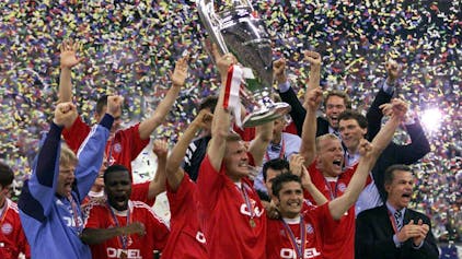 Stefan Effenberg und der FC Bayern München feiern den Champions-League-Sieg 2001.