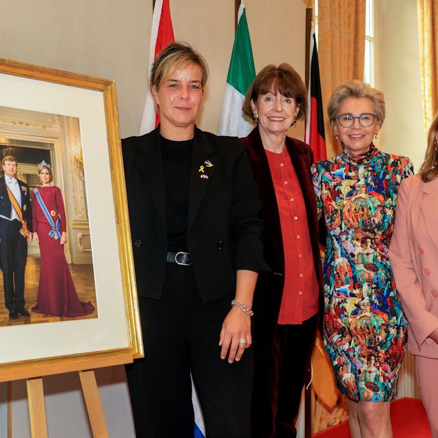 Zu sehen sind v.l.n.r. Mona Neubaur, Henriette Reker, Rafaela Wilde und Drs. Yolande Melsert mit einem Gemälde in der Vorderansicht.