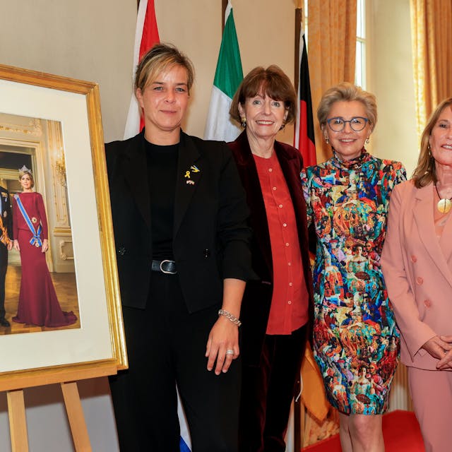Zu sehen sind v.l.n.r. Mona Neubaur, Henriette Reker, Rafaela Wilde und Drs. Yolande Melsert mit einem Gemälde in der Vorderansicht.