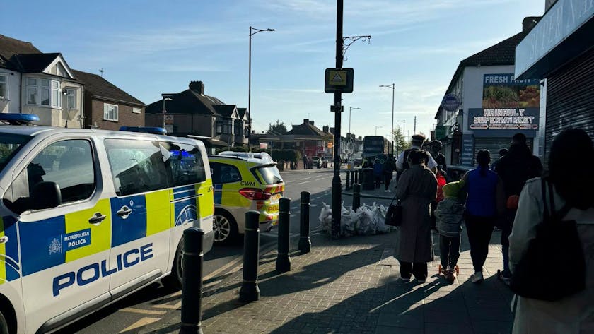 Die Londoner Polizei sperrt eine Straße im Stadtteil Hainault, wo ein Bewaffneter mehrere Personen mit einem Schwert verletzt haben soll.