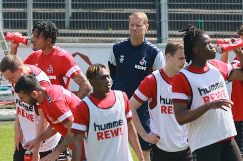Die Spieler des 1. FC Köln bei der Trinkpause.