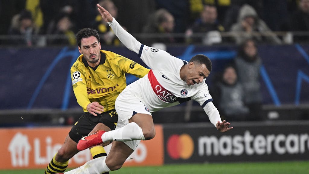 Mats Hummels und Kylian Mbappé beim Gruppen-Duell zwischen Borussia Dortmund und Paris Saint-Germain im Duell um den Ball.