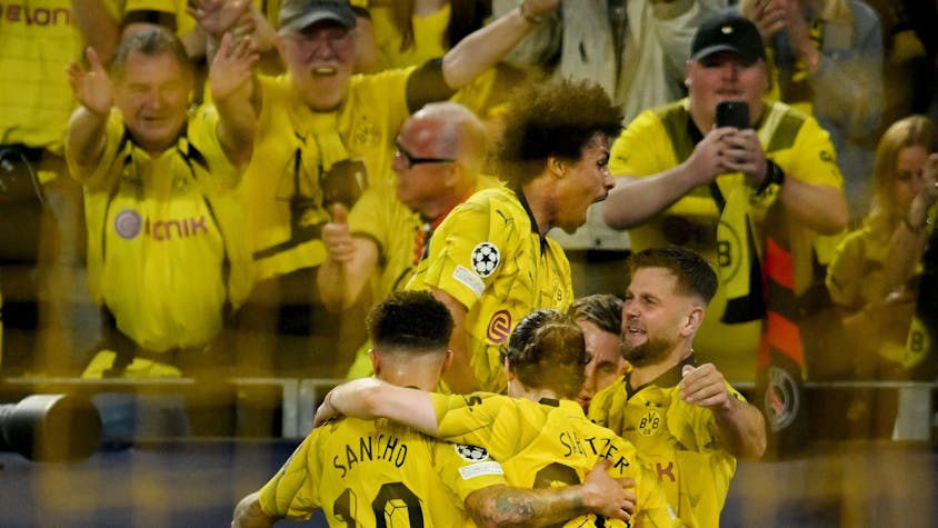 Borussia Dortmund bejubelt den entscheidenden Treffer von Niclas Füllkrug (r.) im Halbfinal-Hinspiel der Champions League gegen Paris Saint-Germain.