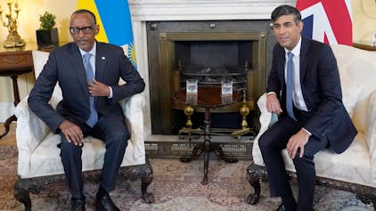 Rishi Sunak (r), Premierminister von Großbritannien, und Paul Kagame, Präsident von Ruanda, sitzen bei einem Treffen in der Downing Street 10.