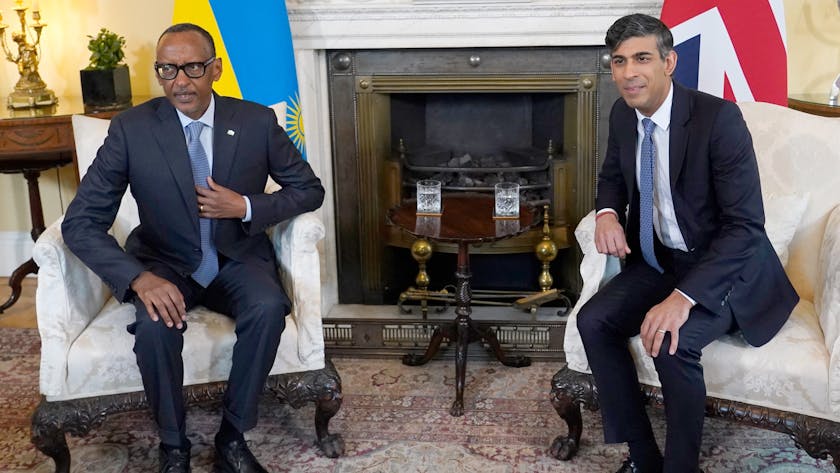 Rishi Sunak (r), Premierminister von Großbritannien, und Paul Kagame, Präsident von Ruanda, sitzen bei einem Treffen in der Downing Street 10.