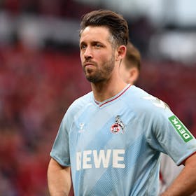 Kölns Offensivspieler Mark Uth schaut nachdenklich beim Spiel in Mainz.