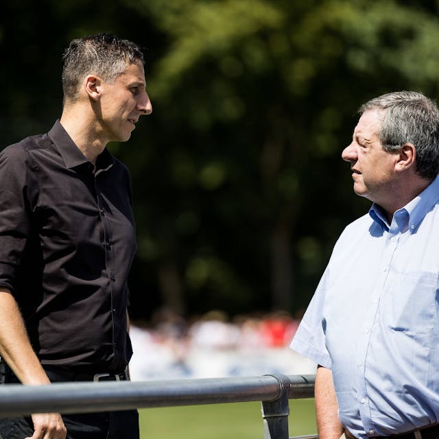 FC-Präsident Werner Wolf (r.) spricht mit Sport-Geschäftsführer Christian Keller am Geißbockheim.