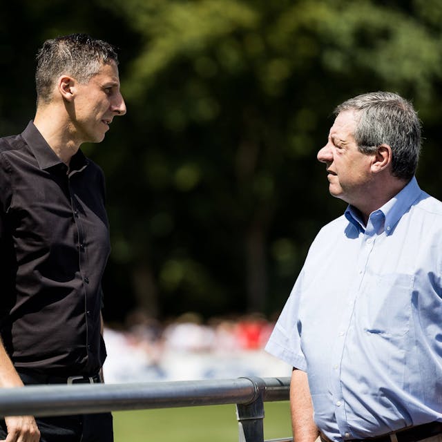 FC-Präsident Werner Wolf (r.) spricht mit Sport-Geschäftsführer Christian Keller am Geißbockheim.