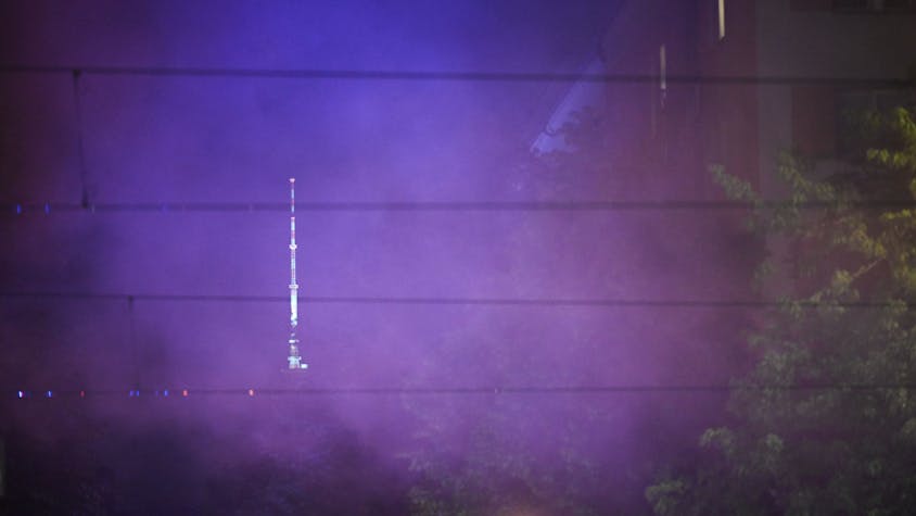 30.04.2024, Berlin: Pyrorauch wabert während der Frauen-Demonstration «Take back the night - Queer-feministische Demonstration» vor dem Fernsehturm. Foto: Sebastian Christoph Gollnow/dpa +++ dpa-Bildfunk +++