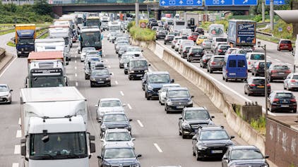 Verkehr staut sich im August 2023 auf der Autobahn A7.