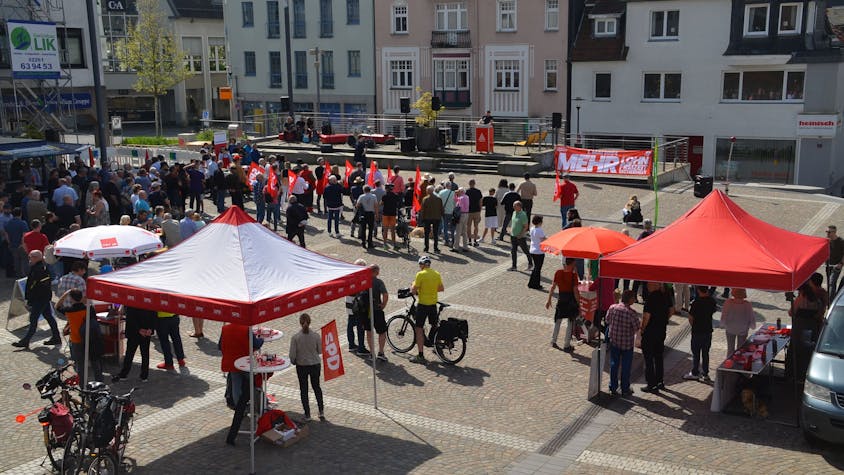 Traditionell lädt die IG Metall am 1. Mai, dem „Tag der Arbeit“, auf den Bismarckplatz nach Gummersbach ein. Dort eröffnete Gewerkschaftssekretär Haydar Tokmak den Reigen der Rednerinnen und Redner. Das Foto zeigt den Platz aus höherer Perspektive.