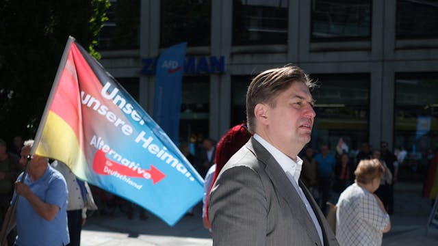 Maximilian Krah, Spitzenkandidat der AfD für die Europawahl, steht am Rande einer Kundgebung seiner Partei.&nbsp;