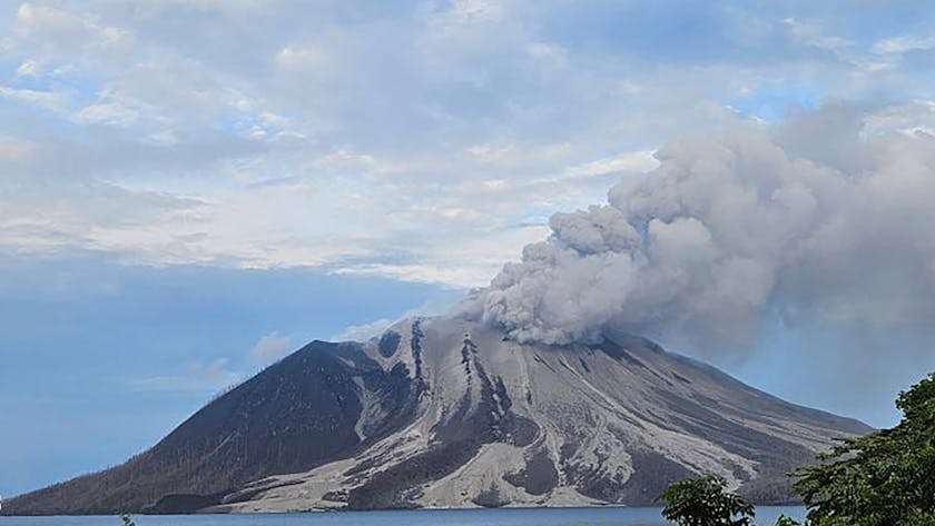 Indonesien: Der Vulkan Ruang nahe der Insel Sulawesi von der Insel Tagulandang während eines Ausbruchs.