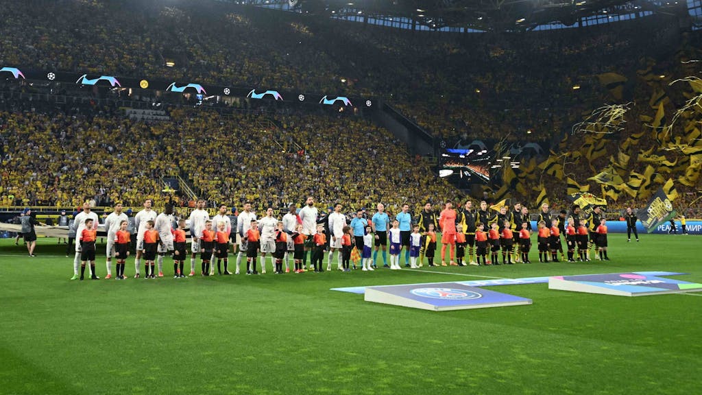 Die Mannschaften von Borussia Dortmund und Paris Saint-Germain stehen vor Beginn des Halbfinal-Hinspiels in der Champions League bei der Hymne auf dem Platz.