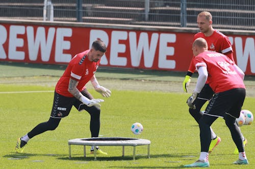 Die FC-Torhüter Philipp Pentke, Marvin Schwäbe, Jonas Nicksich und Matthias Köbbing wärmten sich mit dem Spiel Spikeball auf.