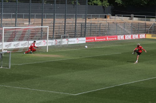 Luca Waldschmidt (1. FC Köln) schießt einen Elfmeter im Training.