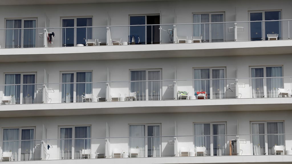 Balkone an einem Hotel am Strand von Arenal.