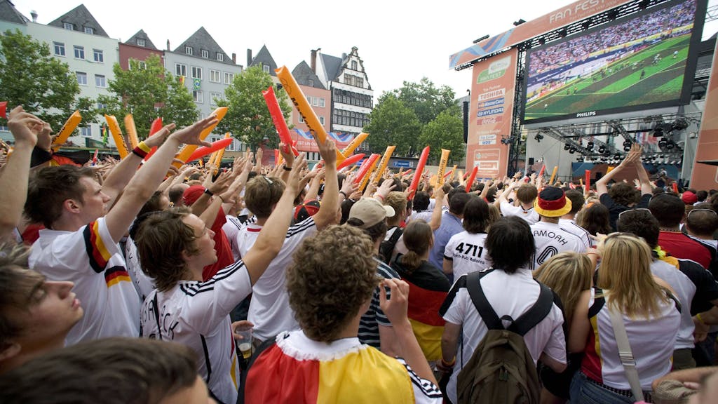 Public Viewing deutscher Fans auf dem Heumarkt in Köln bei der WM 2006.