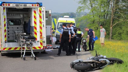 Ein 62-jähriger Motorradfahrer wurde mit lebensgefährlichen Verletzungen ins Krankenhaus geflogen.