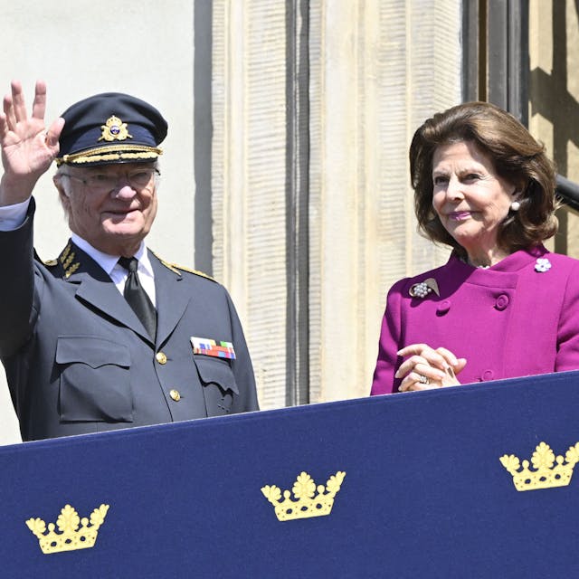 König Carl XVI. Gustaf und Königin Silvia auf dem Balkon während der Geburtstagsfeierlichkeiten des Königs.