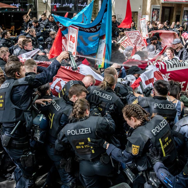 dpatopbilder - 01.05.2024, Baden-Württemberg, Stuttgart: Einheiten der Polizei stoßen während der Revolutionären 1. Mai Demo in der Stuttgarter Innenstadt mit Demonstrationsteilnehmern zusammen. Dabei wurde auch Pfefferspray angewendet. Foto: Christoph Schmidt/dpa +++ dpa-Bildfunk +++