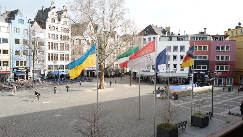 Vor dem Kölner Rathaus weht auch eine ukrainische Flagge.