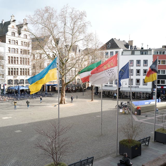 Vor dem Kölner Rathaus weht auch eine ukrainische Flagge.