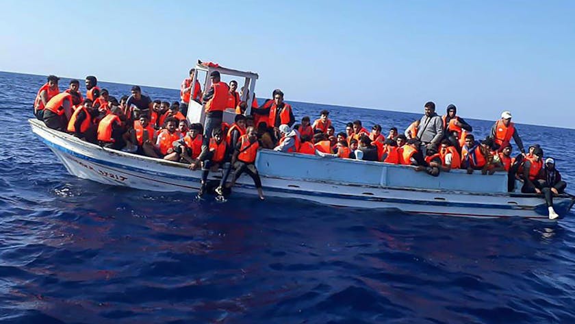 Ein von der libanesischen Armee zur Verfügung gestelltes Handout zeigt ein Boot mit mehr als 100 illegalen Einwanderern an Bord vor der Küste der nordlibanesischen Stadt Tripoli.