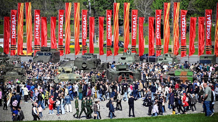 Großes Gedränge im Moskauer „Park des Siegs“ zwischen Panzern und gepanzerten Fahrzeugen. Auf den roten Fahnen steht „Popeda!“ – „Sieg“. Seit Mittwoch läuft Putins Schau der „Trophäen“ – eine gigantische Propaganda-Veranstaltung.