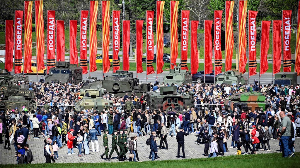 Großes Gedränge im Moskauer „Park des Siegs“ zwischen Panzern und gepanzerten Fahrzeugen. Auf den roten Fahnen steht „Popeda!“ – „Sieg“. Seit Mittwoch läuft Putins Schau der „Trophäen“ – eine gigantische Propaganda-Veranstaltung.