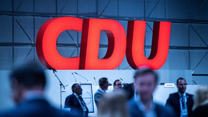 Das Logo der CDU prangt in rot über einer Veranstaltung beim Bundesparteitag der Christdemokraten.