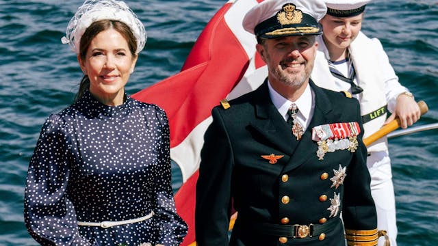 Das dänische Königspaar, König Frederik X. von Dänemark und Königin Mary, posieren vor dem Betreten des königlichen Schiffes Dannebrog am Hafen von Nordre Toldbod in Kopenhagen.