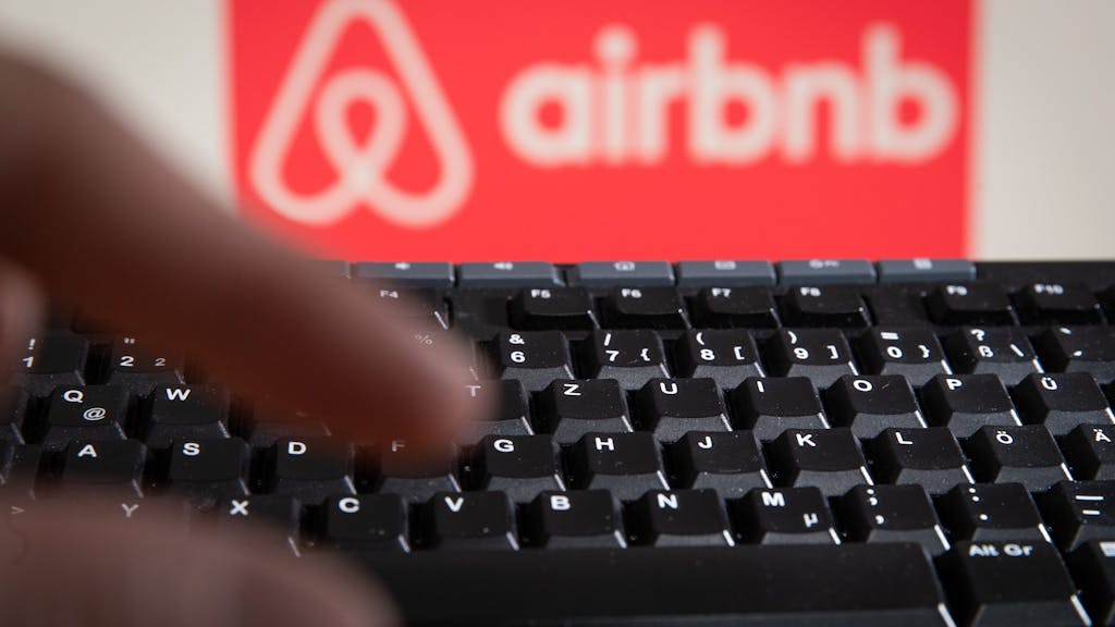 airbnb“ ist hinter einer Computertastatur zu lesen.