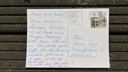 Die Kölnerin Meike Vojta erhält eine Postkarte, die ihre Mutter vor 20 Jahren losschickte.