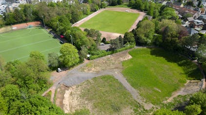 Das Luftbild zeigt den Hockeyplatz, die Sportanlage im Stadion und die alte Radrennbahn.