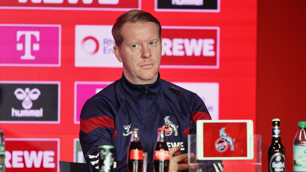 FC-Trainer Timo Schultz auf der Pressekonferenz nach der 0:2-Niederlage gegen Bayer Leverkusen am 3. März 2024.