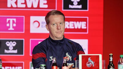 FC-Trainer Timo Schultz auf der Pressekonferenz nach der 0:2-Niederlage gegen Bayer Leverkusen am 3. März 2024.